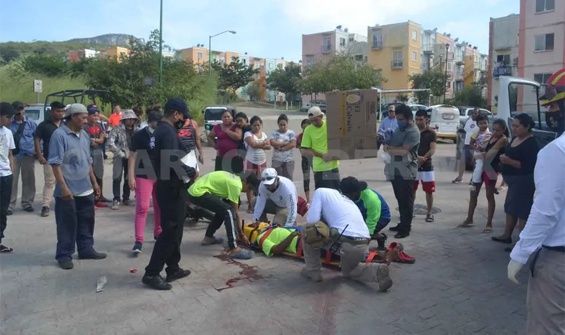 Joven motociclista se estrella en camioneta