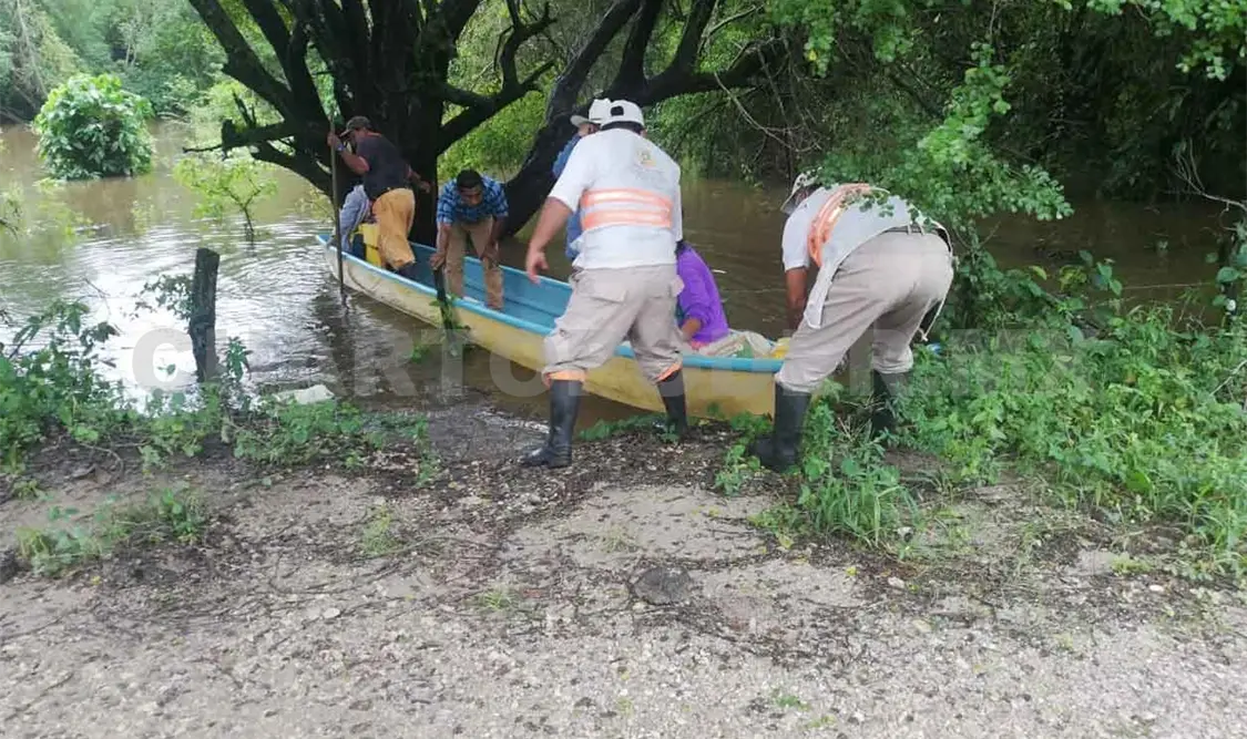 Evacuan a embarazada por las inundaciones