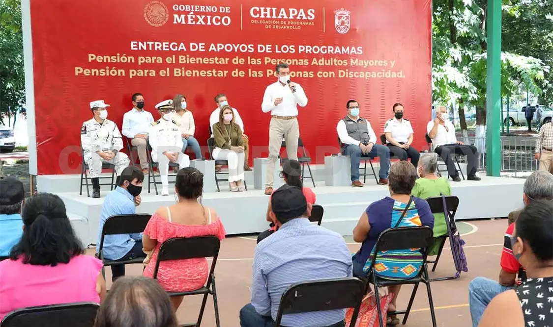 Entrega apoyos a adultos mayores y con discapacidad