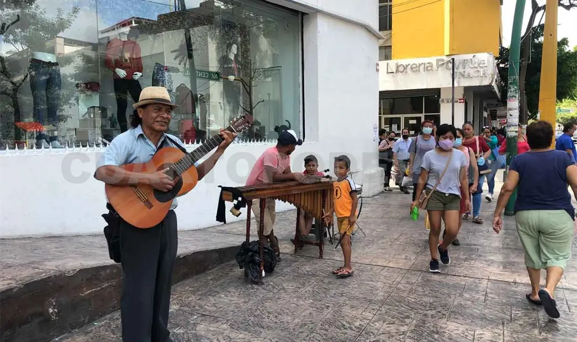 De carpintero a músico, lucha para ganarse la vida