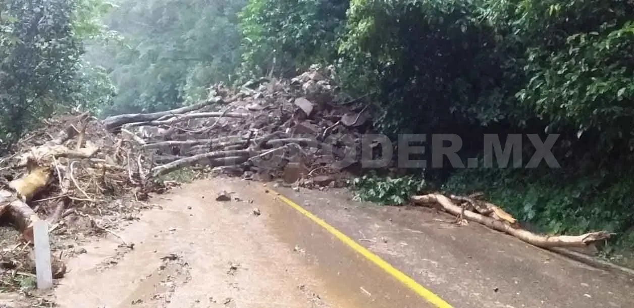 Evacuan 33 familias en Amatán