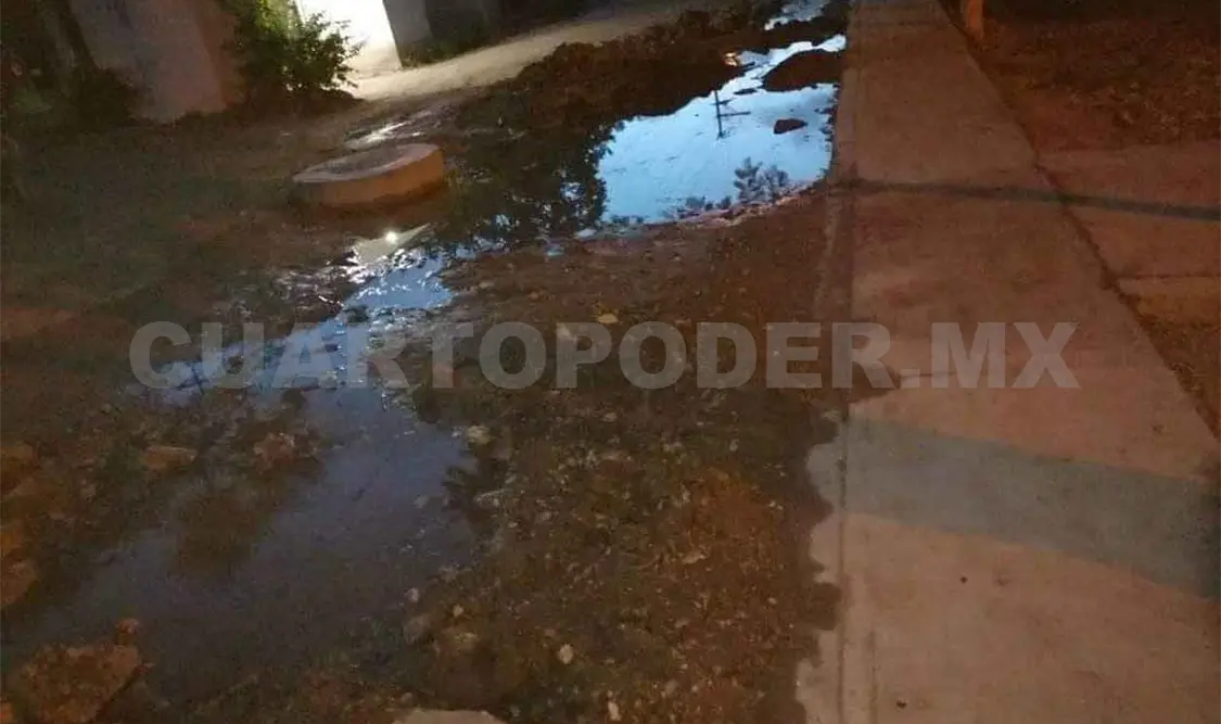 Reparan drenaje y dañan tubería de agua potable
