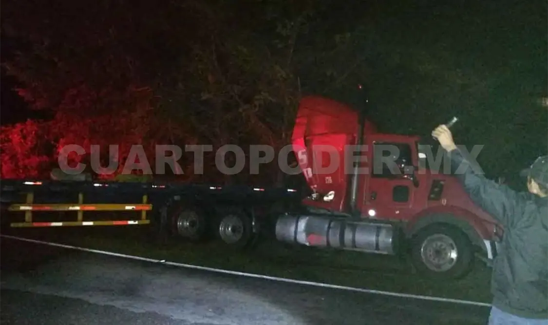 Conductor queda prensado al chocar contra un tráiler