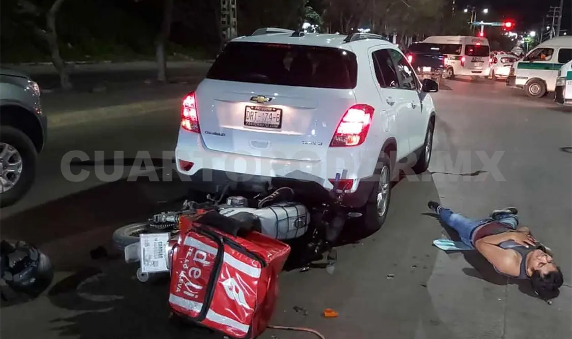 Motociclista se estrella contra camioneta Trax