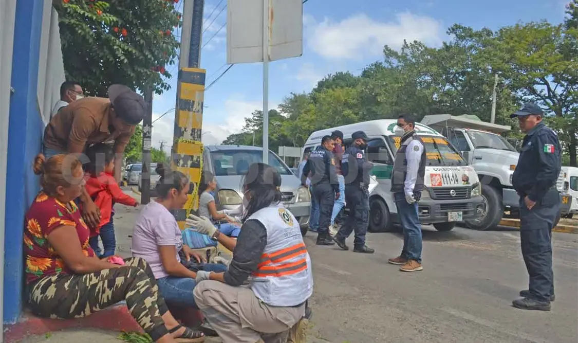 Ocho lesionados en choque de colectivo y patrulla estatal