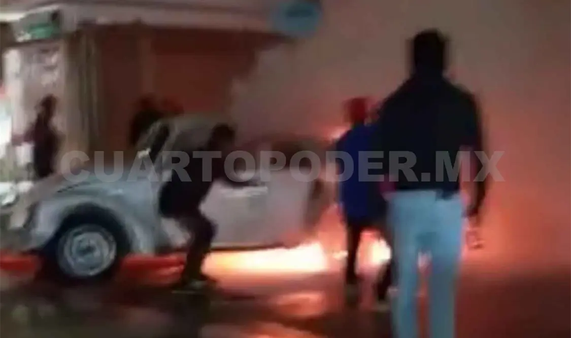 Escarabajo se incendia junto a mercado público