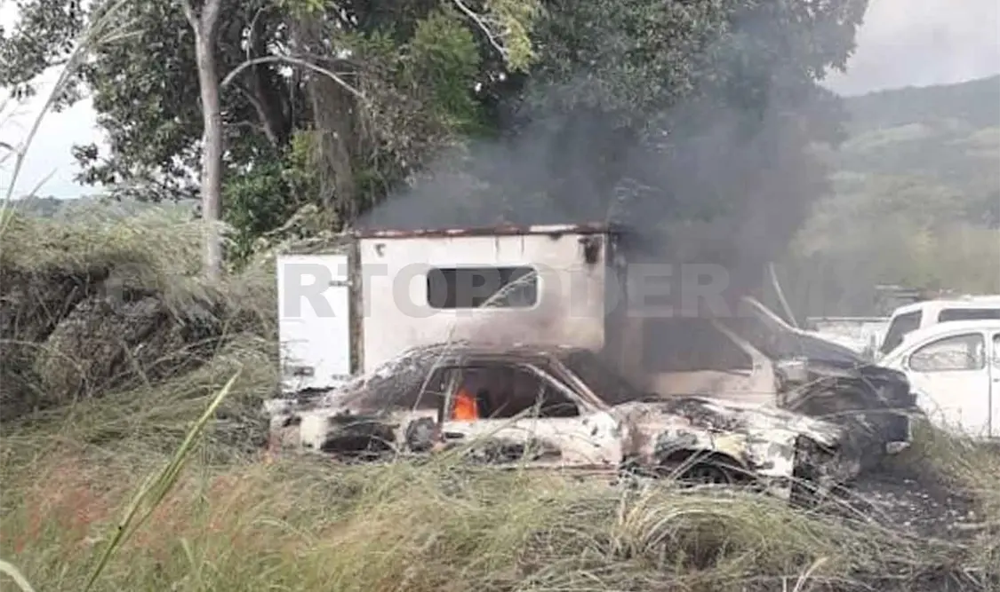 Se calcinan cuatro autos en el corralón Armendáriz