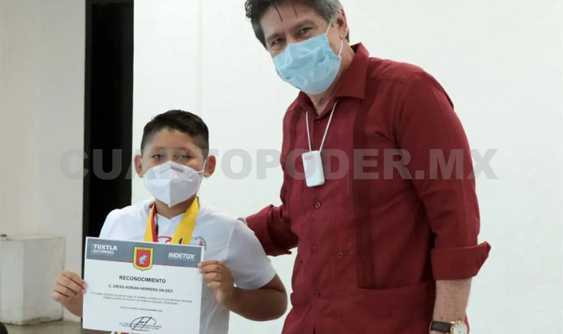 Entregan reconocimiento especial al niño Diego Adrián Herrera Valdez. Cortesía