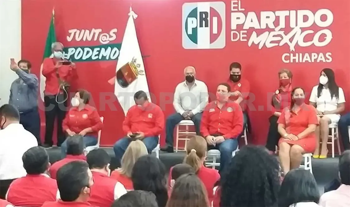 El nuevo dirigente del PRI estuvo acompañado de su comité directivo y diputados locales. William Chacón / CP