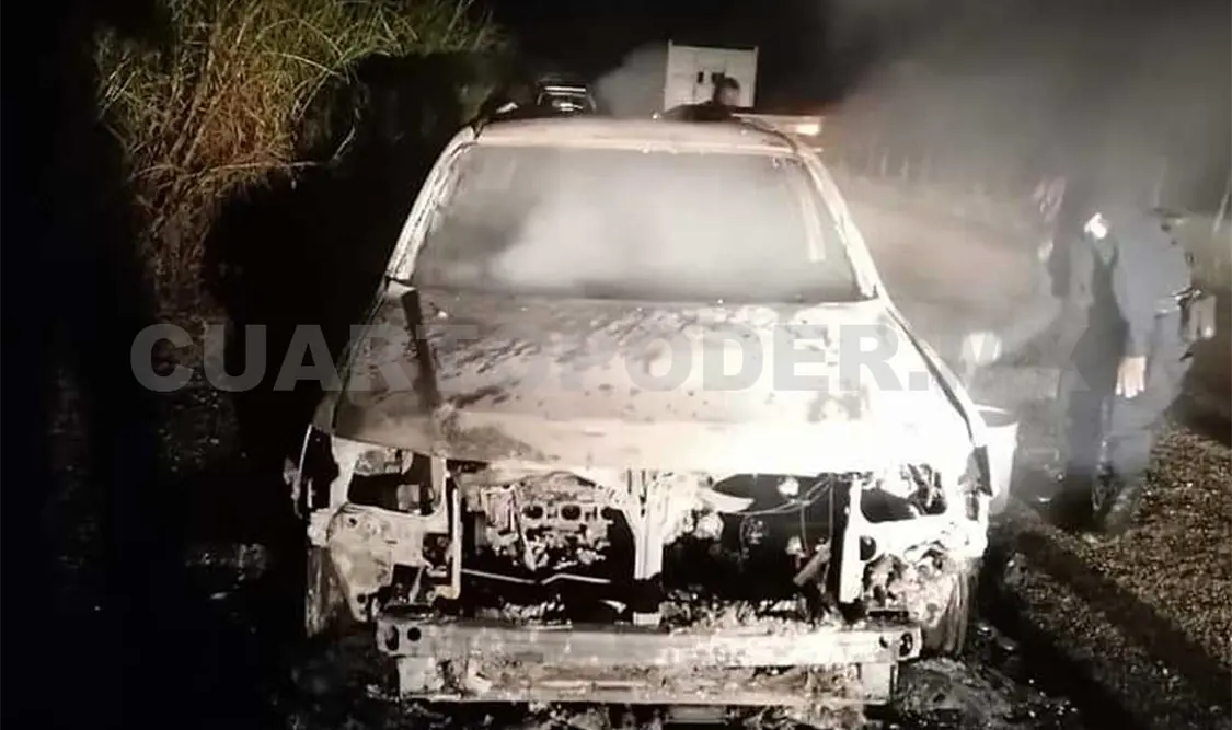 Presuntamente fue un cortocircuito lo que provocó el incendio de la camioneta marca Ford tipo Escape. Genaro Sánchez / CP