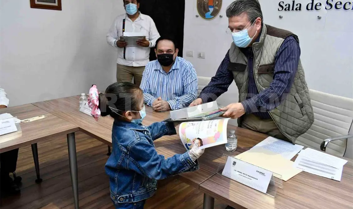Premian a los mejores trabajos que resultaron ganadores del concurso. Cortesía