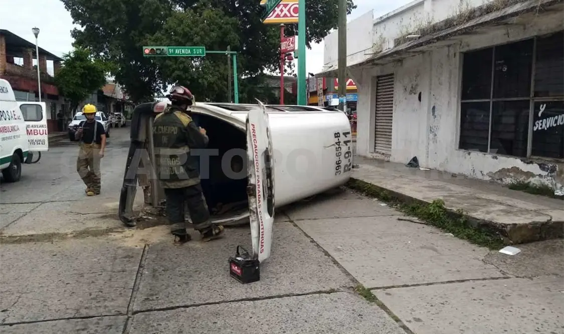 Volcadura de colectivo salda con 10 lesionados