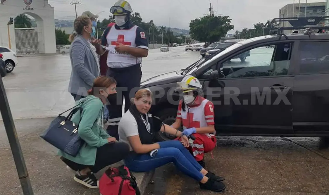 La conductora del automóvil Tiida, fue valorada por paramédicos de la Cruz Roja. Ulises López / CP