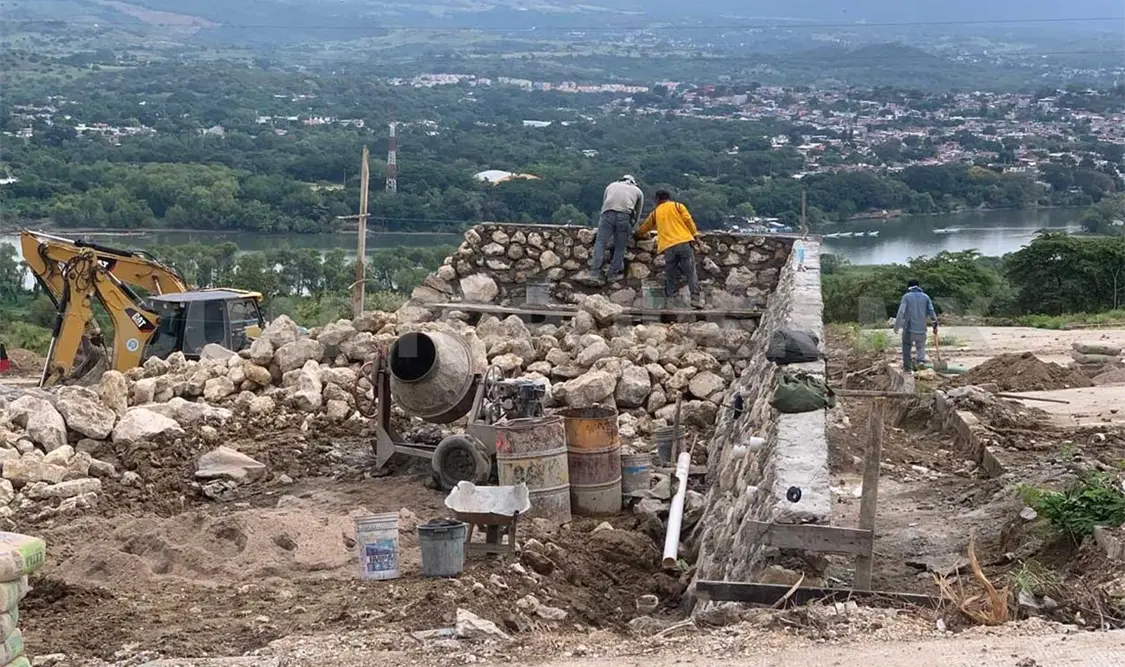 En la zona se puede observar algunos empleados de la constructora trabajando en lo que parecen ser las bases de nuevas casas. José Ortega / CP