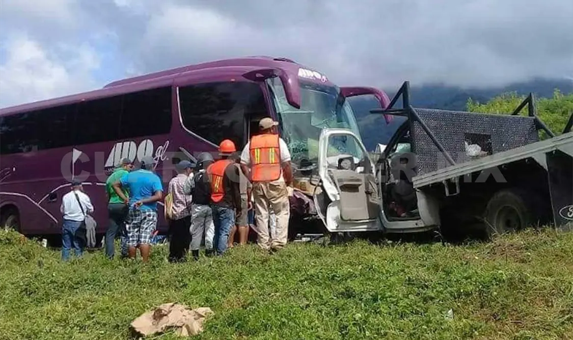 El accidente frontal ocurrió ayer por la mañana sobre el kilómetro 172, sobre el tramo Pijijiapan-Mapastepec. Víctor Sánchez / CP