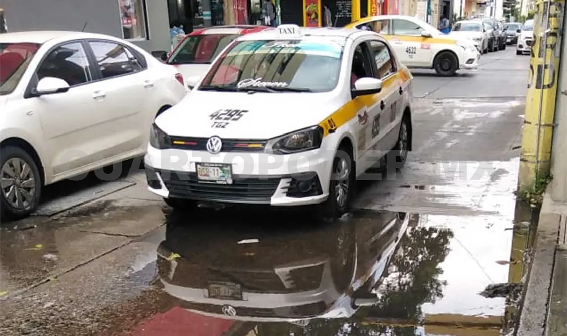 El agua ha roto el concreto de esta vialidad. CP