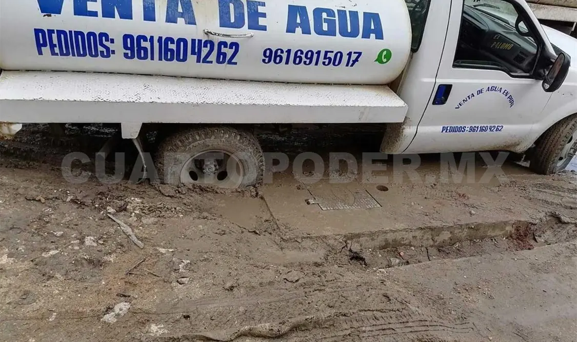 Algunos autos caen en los baches que han surgido por la obra que se realiza. José Ortega / CP