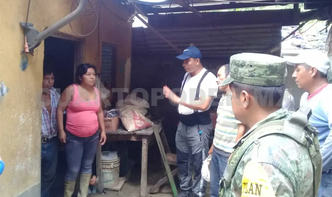 La Sedena realizó actividades del Plan DN-III-E “Es por ti”, en Ixhuatán, por las lluvias. Realizaron actividades de evacuación de viviendas con la finalidad de evitar posibles incidentes causados por este fenómeno. Cortesía