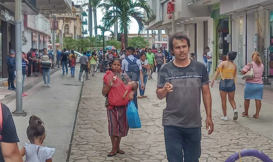 En los comercios ya no se exige el uso de cubrebocas a las personas. Ramón García / CP