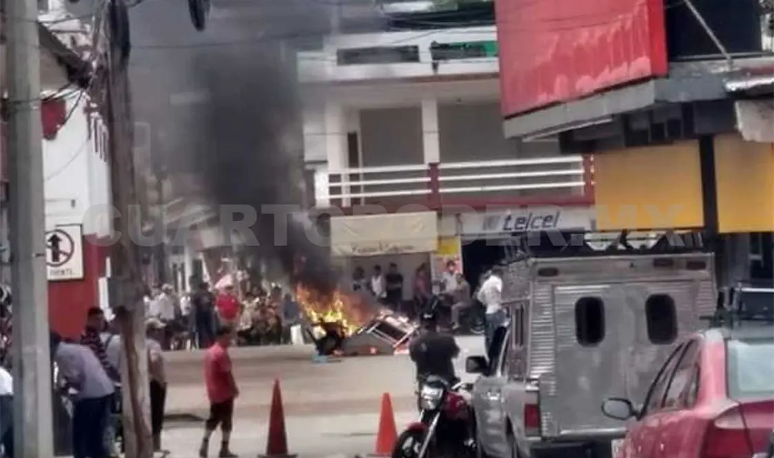 Los manifestantes ingresaron a la alcaldía y sacaron documentos que quemaron. Ramiro López / CP