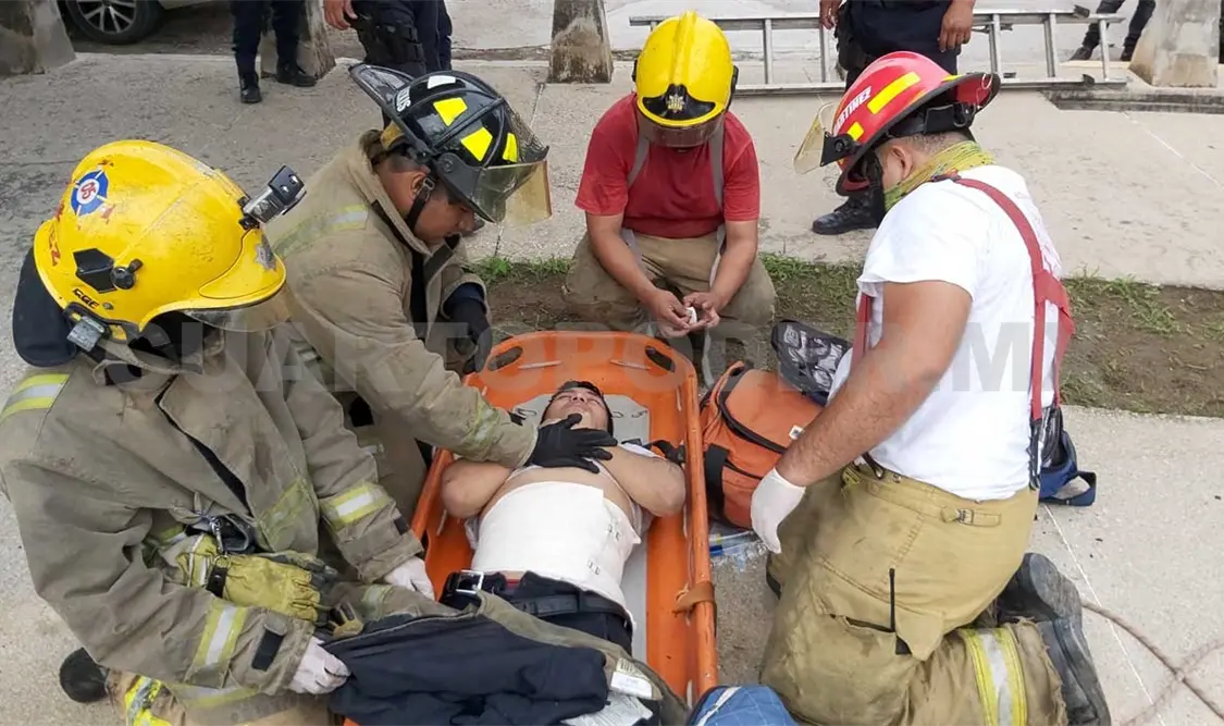 El joven fue auxiliado por las unidades de emergencia luego de que cayera a las aguas negras del río Sabinal. Ulises López / CP