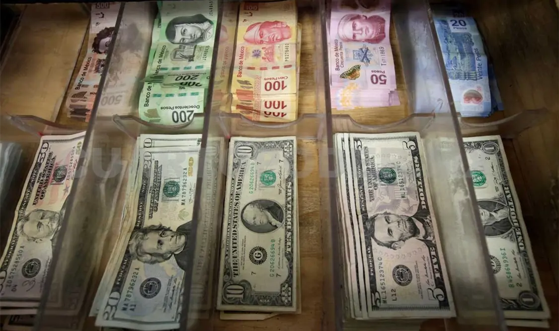 El tipo de cambio se intercambió en 20.30 pesos por dólar, una ganancia de 30 centavos o 1.5 % para la moneda mexicana con respecto al viernes pasado. Twitter