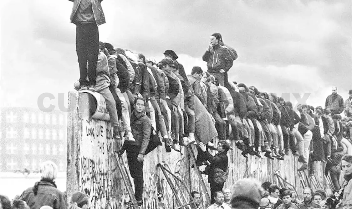 La ciudad de Berlín estaba dentro de la RDA, pero al ser la capital de Alemania, también se dividió en dos zonas. Agencias
