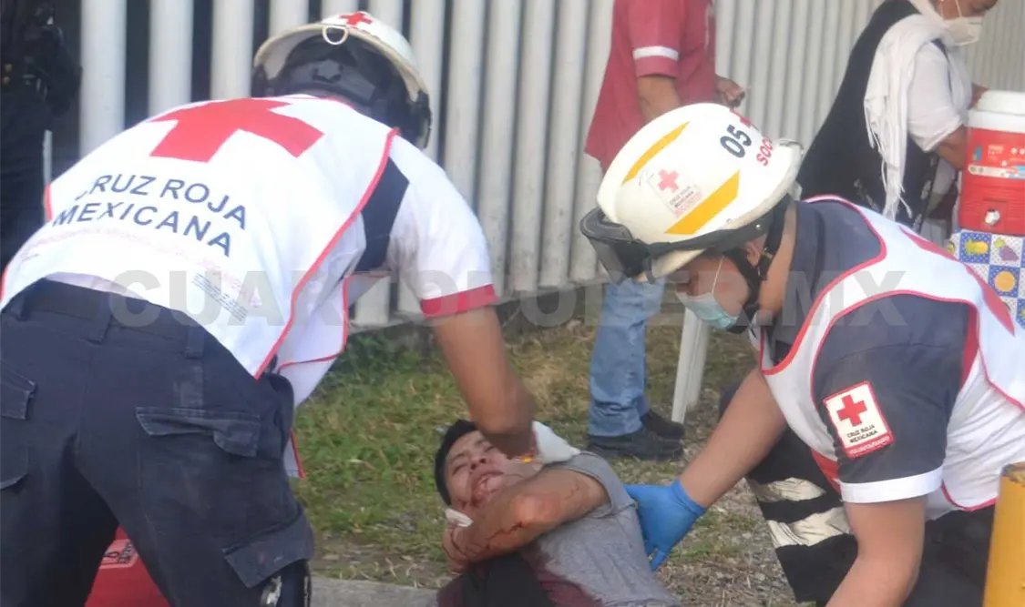 Con dos heridas terminó el joven que pidió ayuda con las personas que se encontraban frente a Arnecom. Ulises López / CP