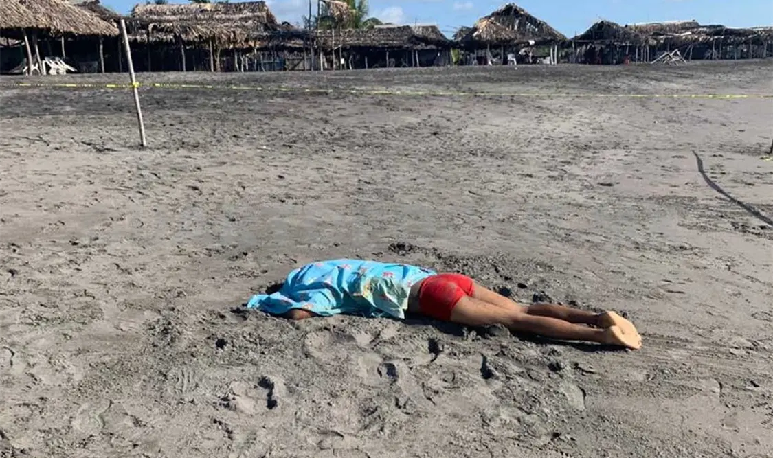 El joven de 18 años de edad estaba bañándose en el mar el domingo, cuando fue jalado por una ola; ayer apareció muerto en la playa. Víctor Sánchez / CP