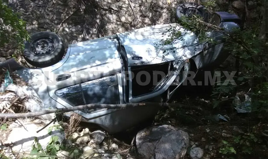 Al intentar darse a la fuga, el conductor perdió el control del Tsuru y terminó volcando fuera de la carretera. Juan Orel / CP