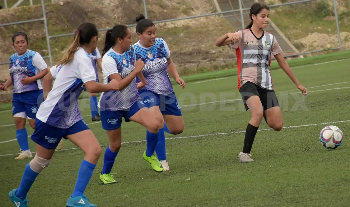 Acciones de la jornada 7 del torneo de Apertura, en la cancha sintética de la Universidad de Ciencias y Artes de Chiapas. Guillermo Ramos/CP