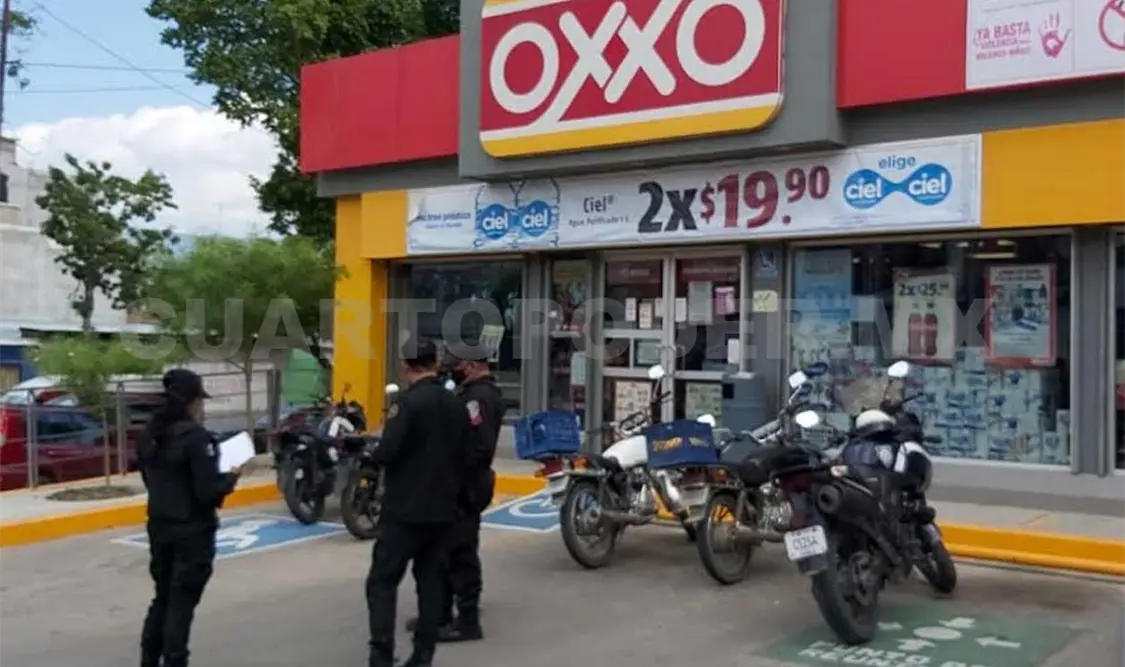 Oficiales motorizados del estado y municipal llegaron para brindar el auxilio; buscaron al delincuente pero no lograron atraparlo. Ulises López / CP