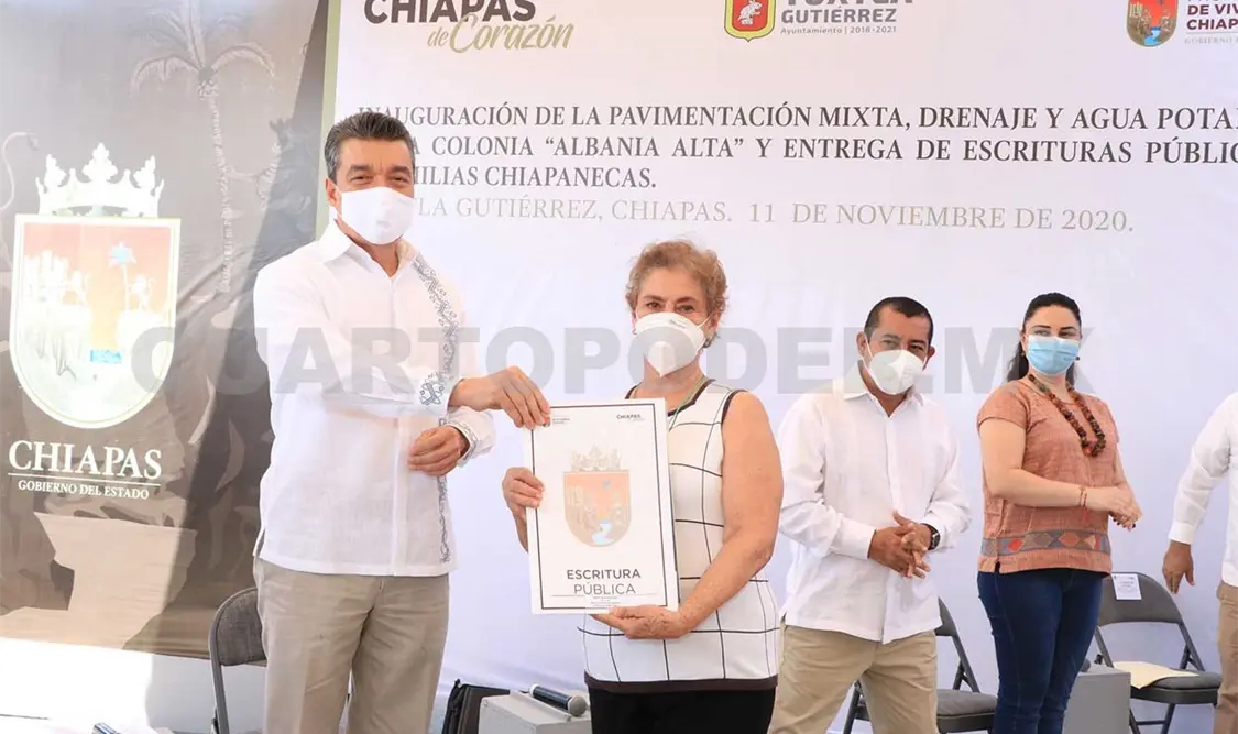 El mandatario subrayó que con este acto se cumple un derecho humano y constitucional, como es el acceso a una vivienda. CP
