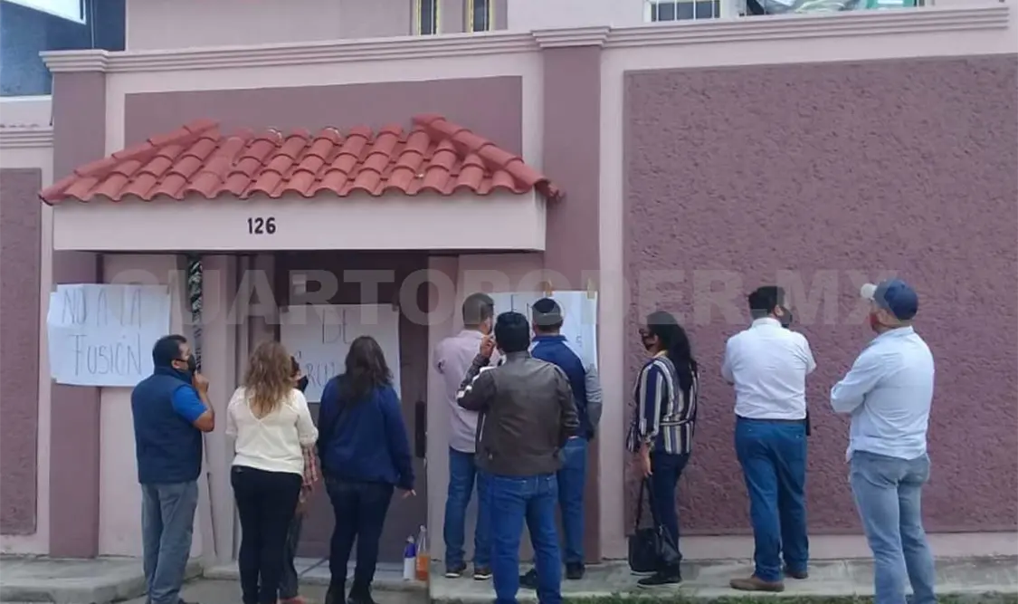 Maestros del Cobach realizaron una manifestación en las oficinas de la Coordinación Fronterizo Sierra en Comitán. CP