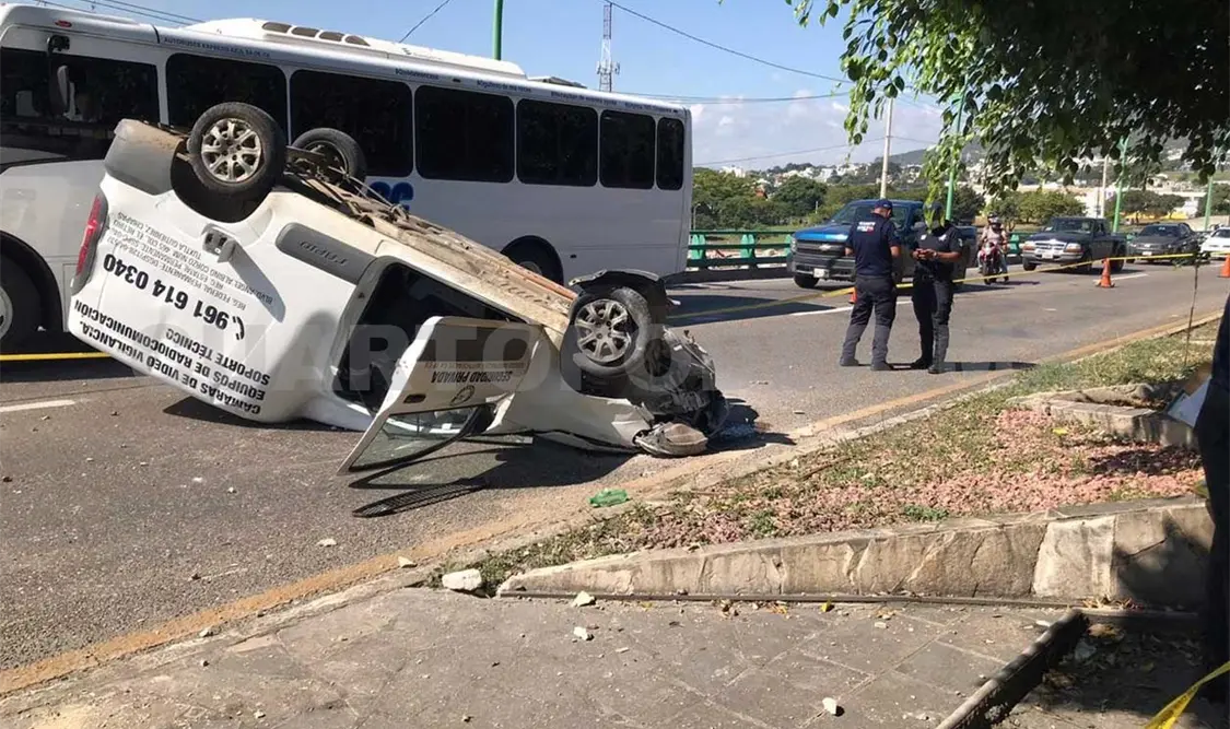 Al parecer fue el exceso de velocidad lo que provocó que la unidad sufriera la salida de camino para luego quedar volcada. Ulises López / CP