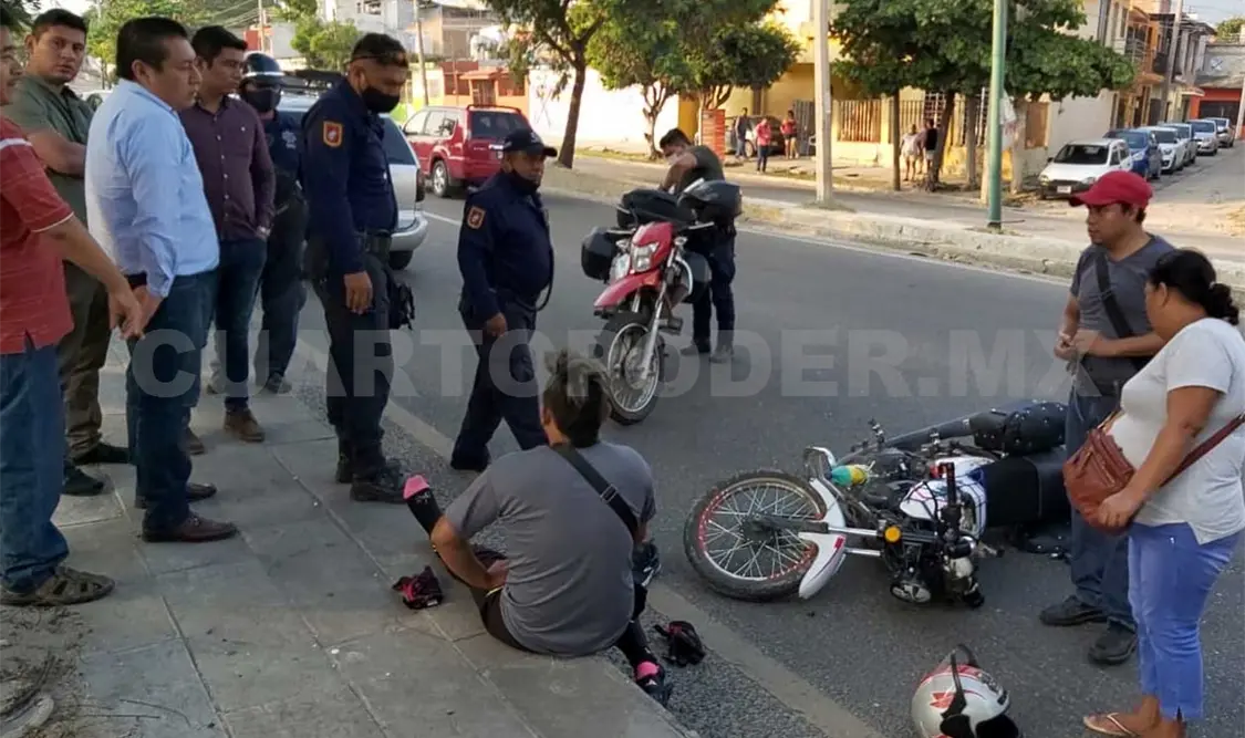 Paramédicos de Protección Civil lo valoraron pero no fue necesario llevarlo a un hospital; su moto fue consignada al corralón. Ulises López / CP
