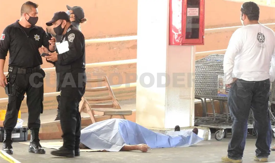 El adulto mayor se desvaneció y no volvió a ponerse de pie, quedando inerte en el estacionamiento del centro comercial. Ulises López / CP