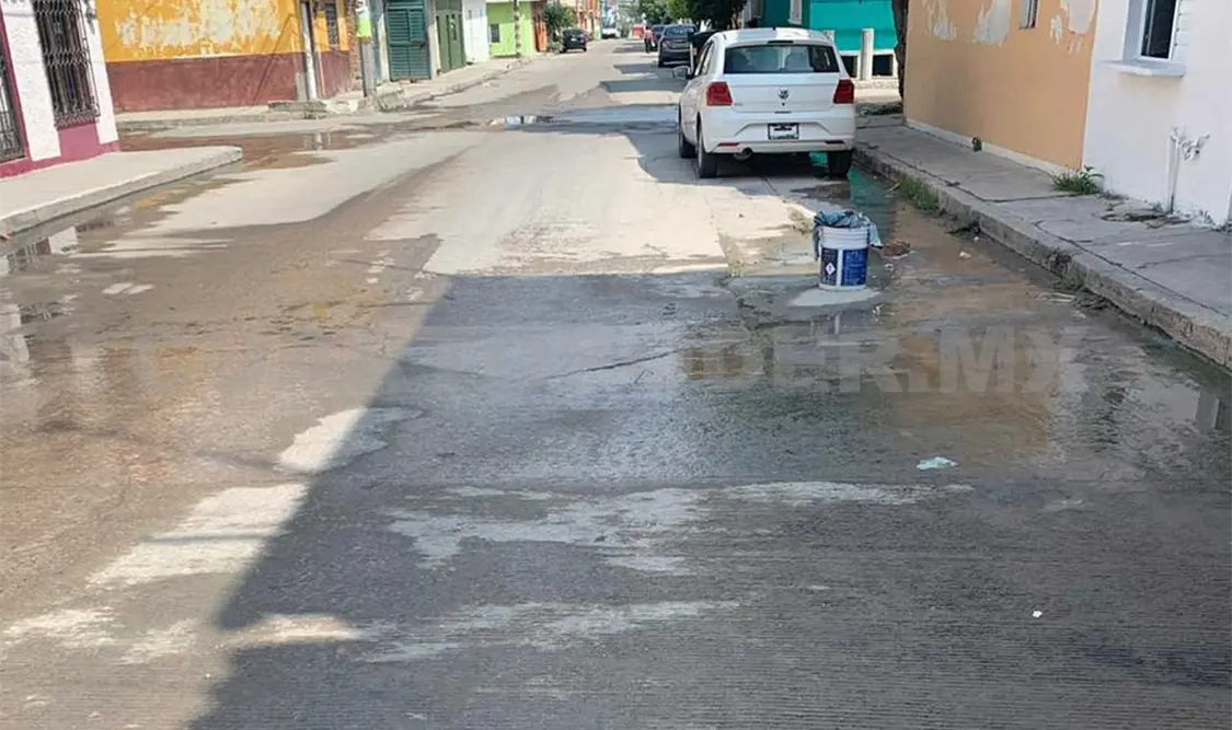 Más de 30 hogares son perjudicados por una fuga de agua potable. Rubén Moreno / CP