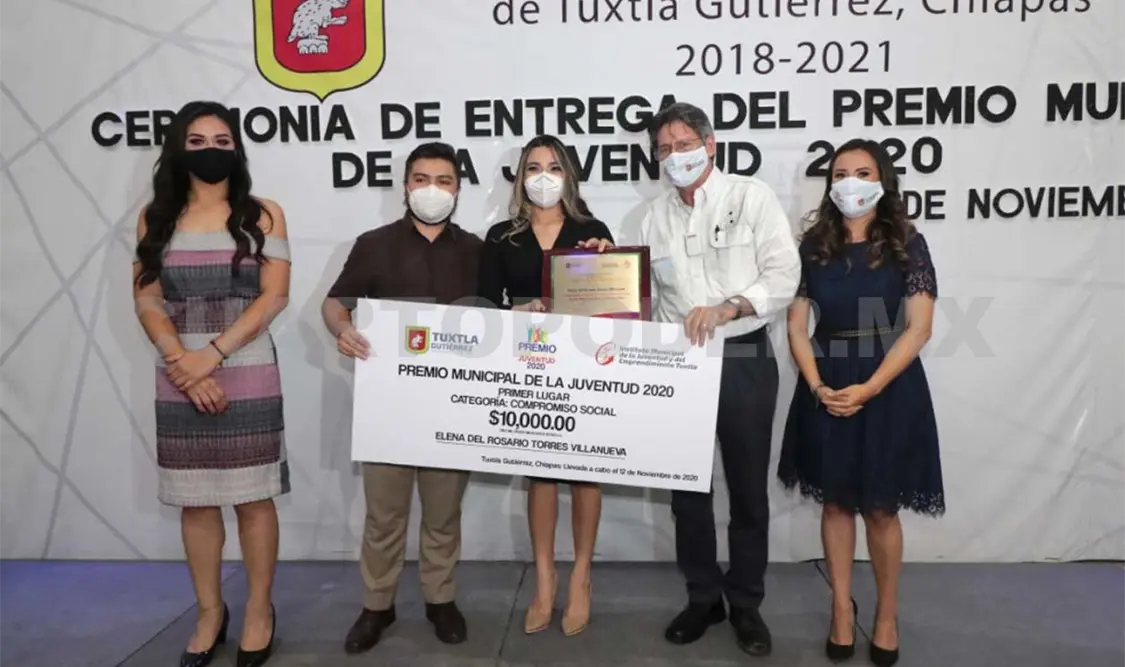 El alcalde entregó los diplomas y el cheque a los ganadores. Cortesía