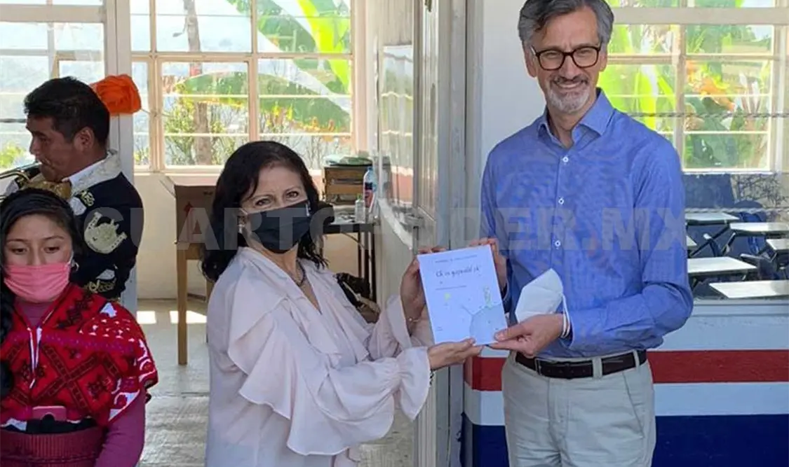 La directora del Cobach, Nancy Hernández, recibió los ejemplares para ser distribuidos en la zona Altos. Cortesía