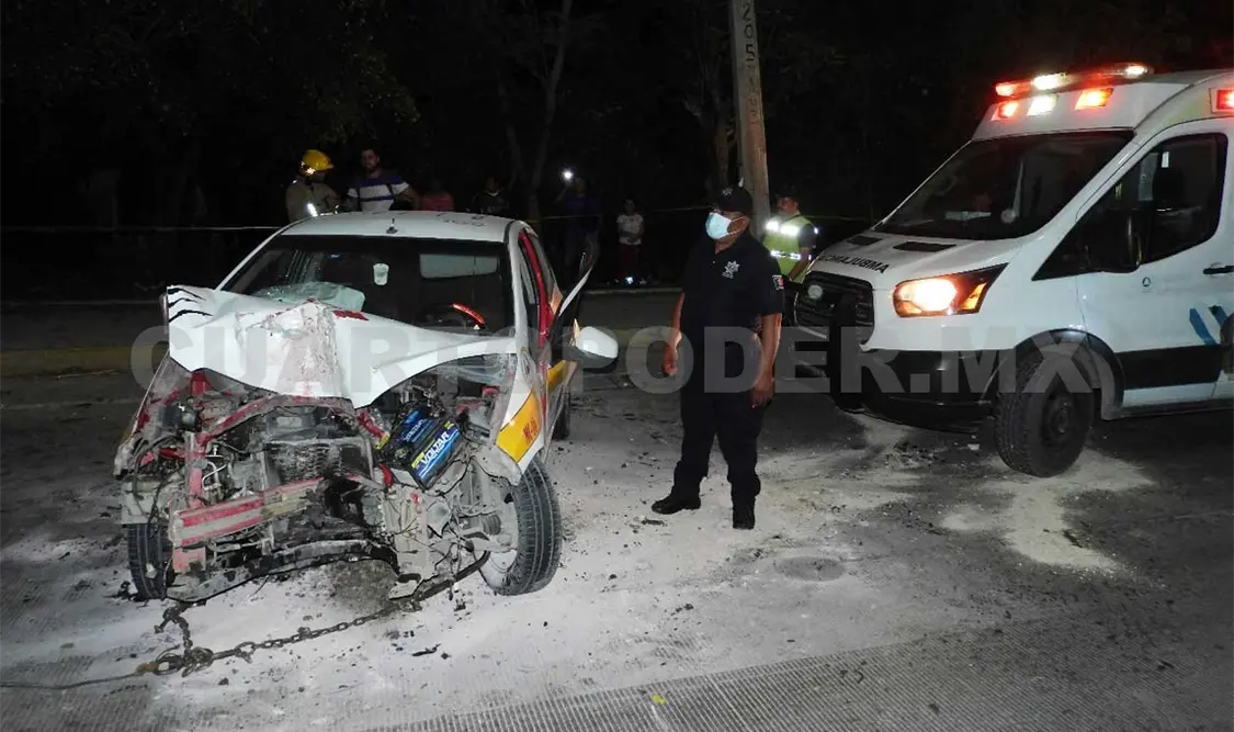 El taxista al perder el control se estrelló de frente contra un poste de concreto de la CFE. Ulises López / CP