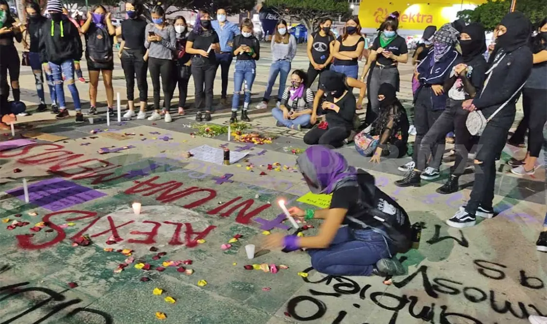 Encapuchadas y vestidas de negro marcharon por la avenida Central de la capital de Chiapas. Cortesía