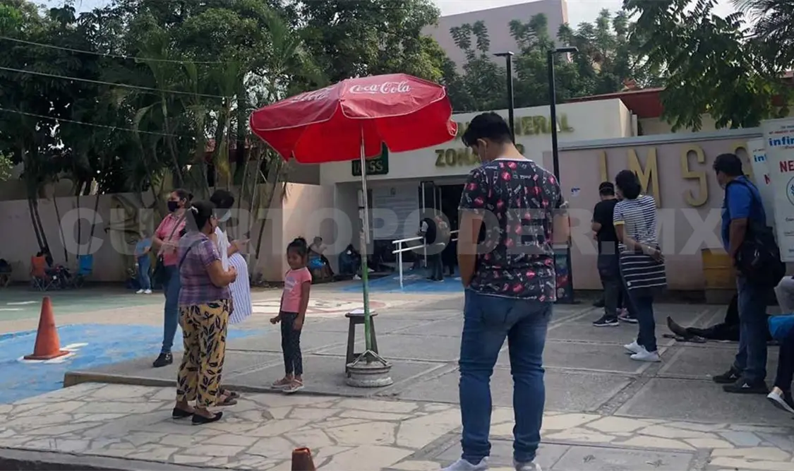 Juan “N” se debe trasladar en silla de ruedas para acudir a sus sesiones, sin embargo, este sábado no le dieron atención en dos clínicas del IMSS. José Ortega / CP