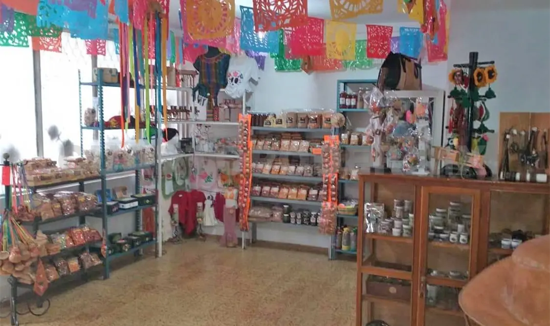 En este punto es posible encontrar miel, café, productos elaborados con cacahuate y otros elementos que se producen en la zona de Ocozocoautla. Cortesía
