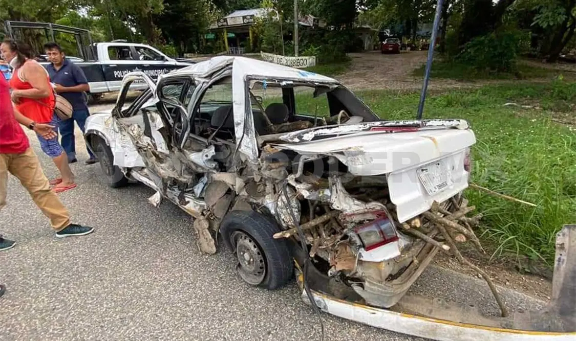 El Nissan Tsuru resultó con la peor parte durante el aparatoso accidente múltiple en tramo Palenque-Catazajá. Genaro Sanchez / CP