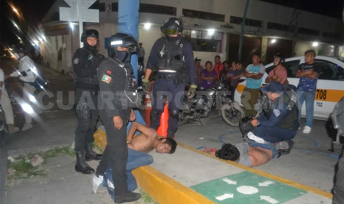 Los dos sujetos minutos antes habían perpetrado el atraco con lujo de violencia en la tienda Extra, ubicada frente al mercado de Las Flores. Ulises López / CP