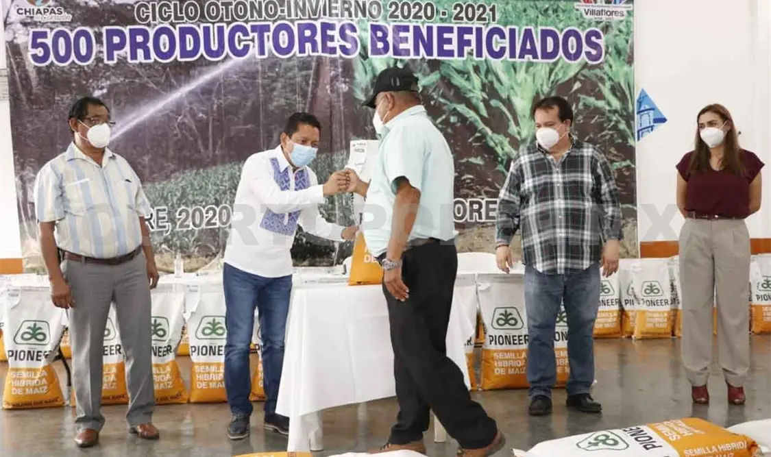Entregan apoyos a productores