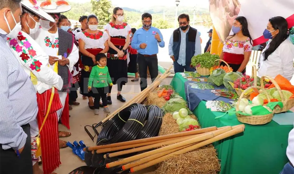 Dan seguimiento a proyectos comunitarios