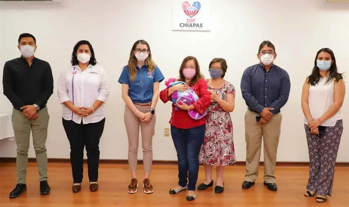 DIF Chiapas celebra conformación de una familia mediante adopción