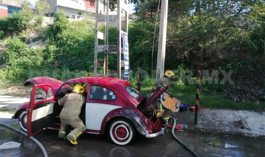 Arde vocho al circular en el libramiento Sur
